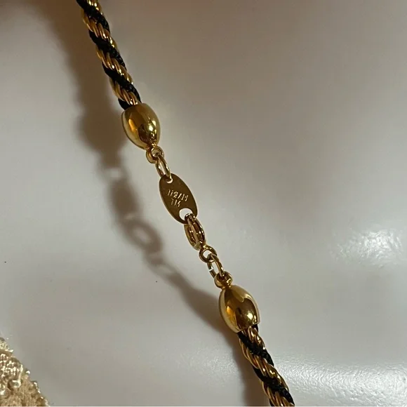 VTG Trifari Gold and Black Necklace with Sleek Design - Picture 6 of 8